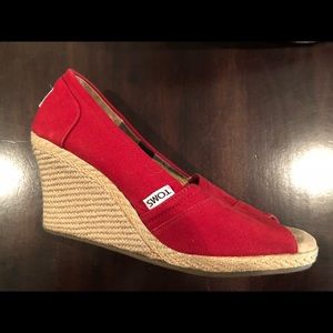 TOMS Red Wedges